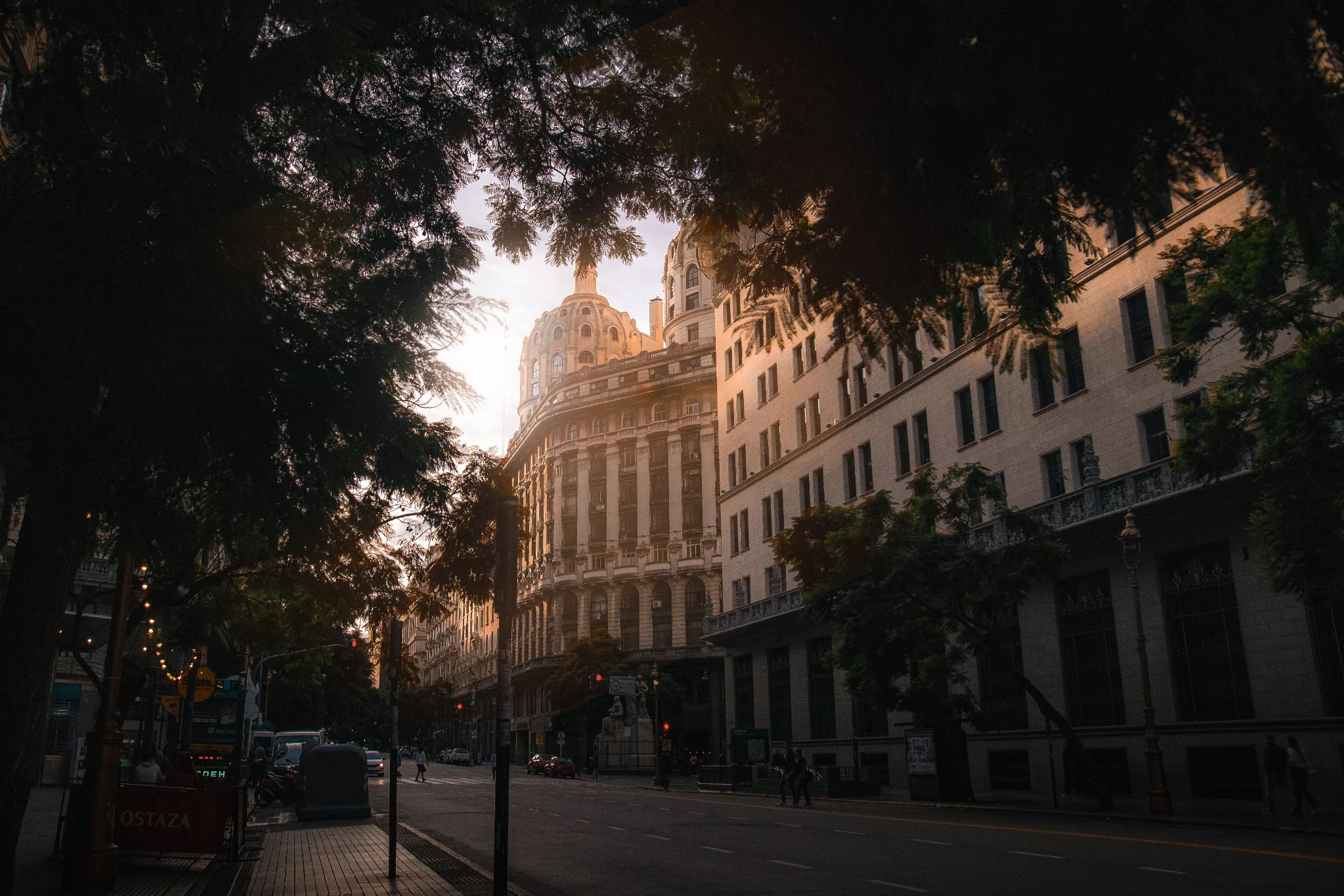Buenos Aires avenue at dusk, between architecture, territory and public life.